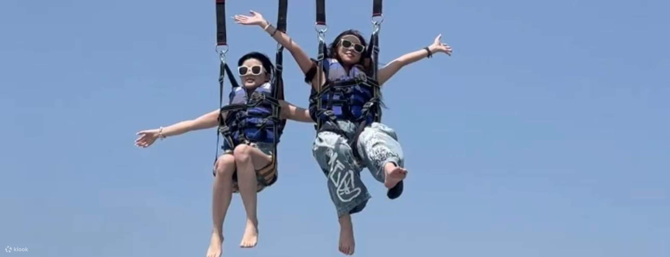 Wenn der Gleitschirm Sie vom Meer wegträgt, scheinen die Sorgen unter Ihren Füßen zurückgelassen zu werden. Das Meerwasser ist so blau wie durchsichtiges Glas, die Fischerboote sind so klein wie Bauklötze, der Wind weht unter den Achseln hindurch und selb