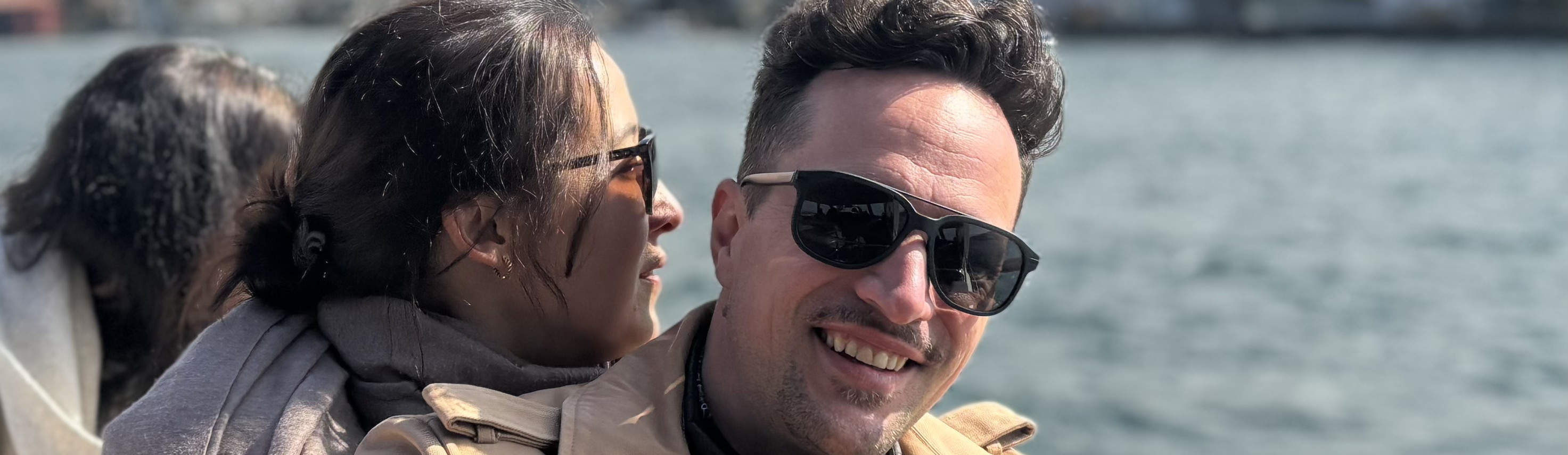 夕阳游艇巡航：美酒、音乐、小吃与趣味知识