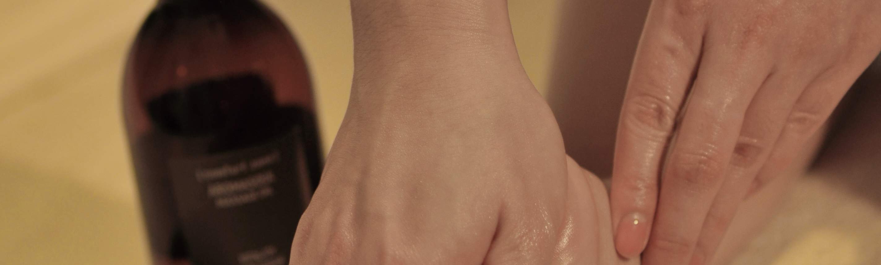 Notre massage aux pierres chaudes de 75 minutes combine des techniques expertes à l'huile d'herbes pour soulager les tensions musculaires. Cette thérapie traditionnelle offre une relaxation profonde et un rajeunissement complet du corps dans notre espace 