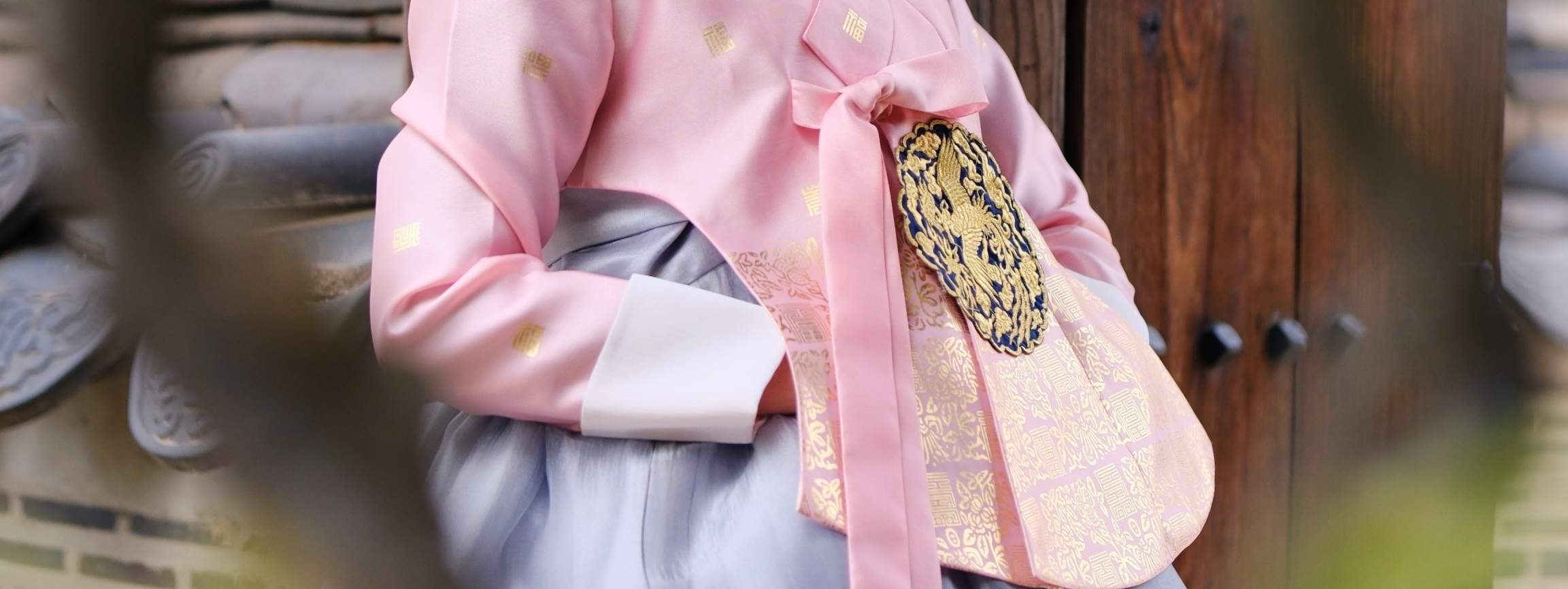 Es gibt eine höherwertige Option über unserer Premium Hanbok Linie, die als Special Hanbok bezeichnet wird. Diese Option ist nicht auf der Webseite aufgeführt, aber Sie können vor Ort darauf upgraden.