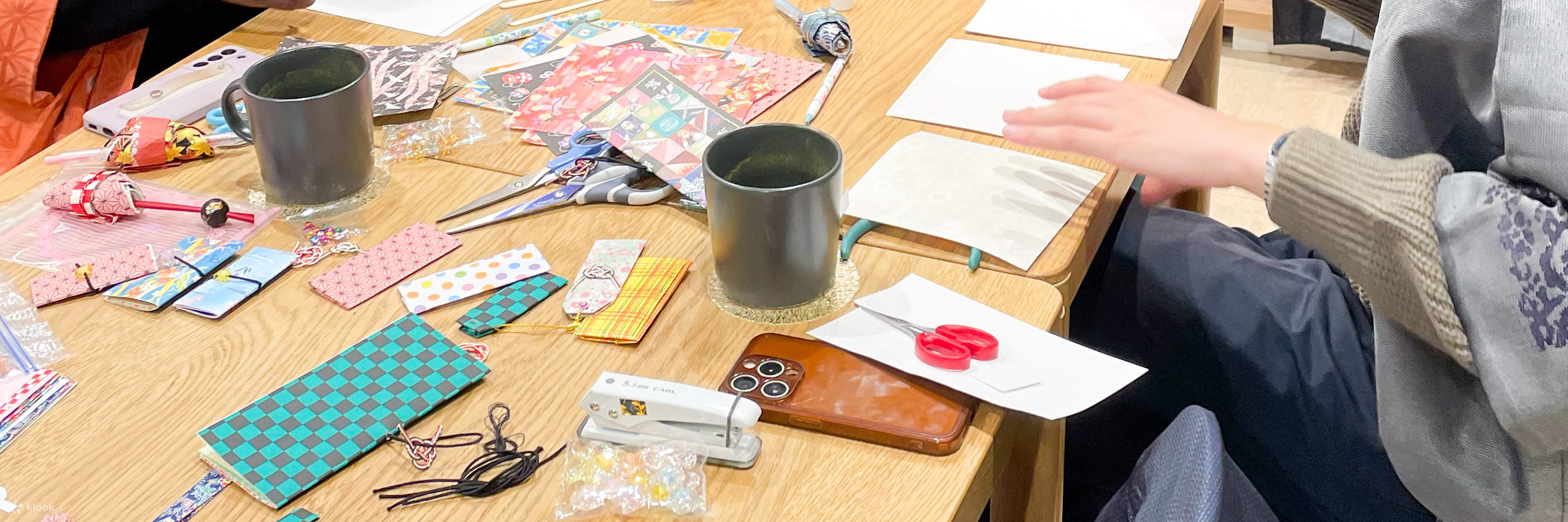 Terdapat ramai pasangan, kawan, dan pasangan yang hadir.