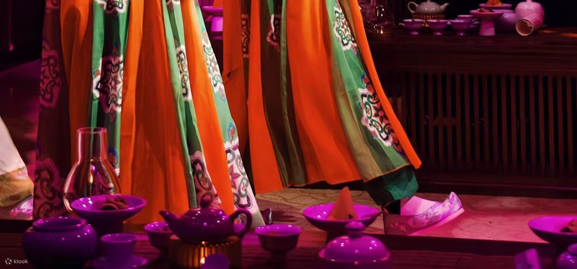 The palace maids' movements strictly followed the Tang Dynasty court etiquette, requiring them to hold the trays at shoulder height with both hands, walk slowly and steadily, and control the distance of each step to about one foot, demonstrating the etiqu