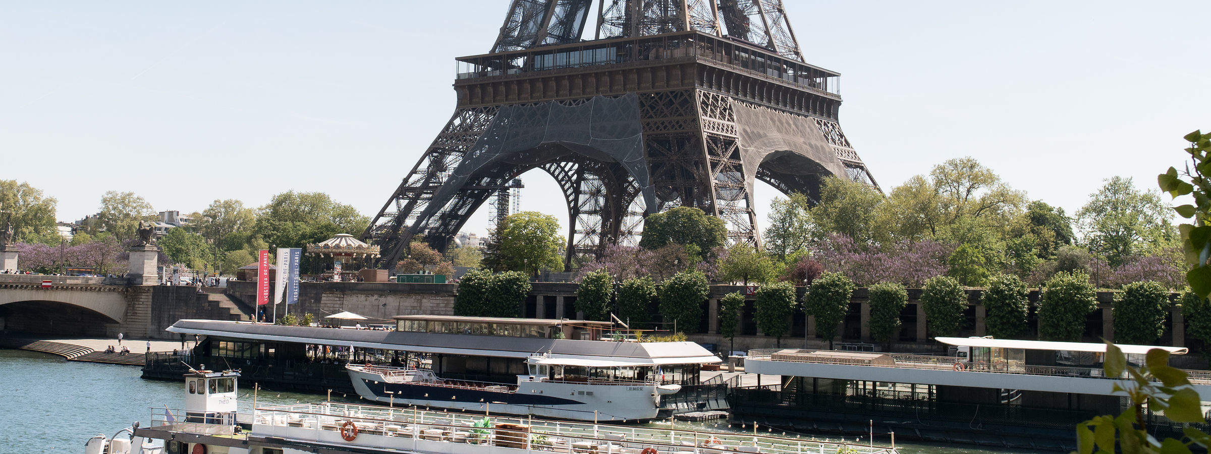 Gourmet Dinner Cruise on Seine River with Live Music in Paris