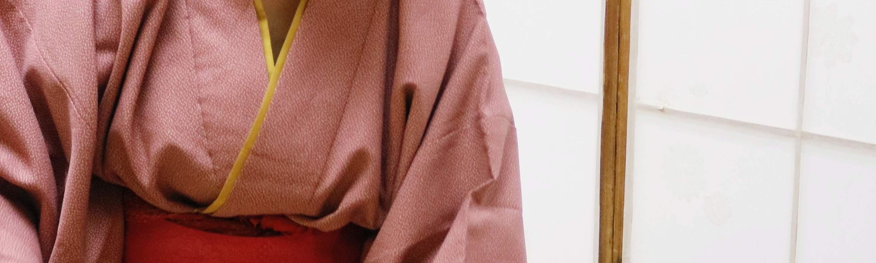 Learn Zen in a class of making Matcha Tand writing brushes in kimono