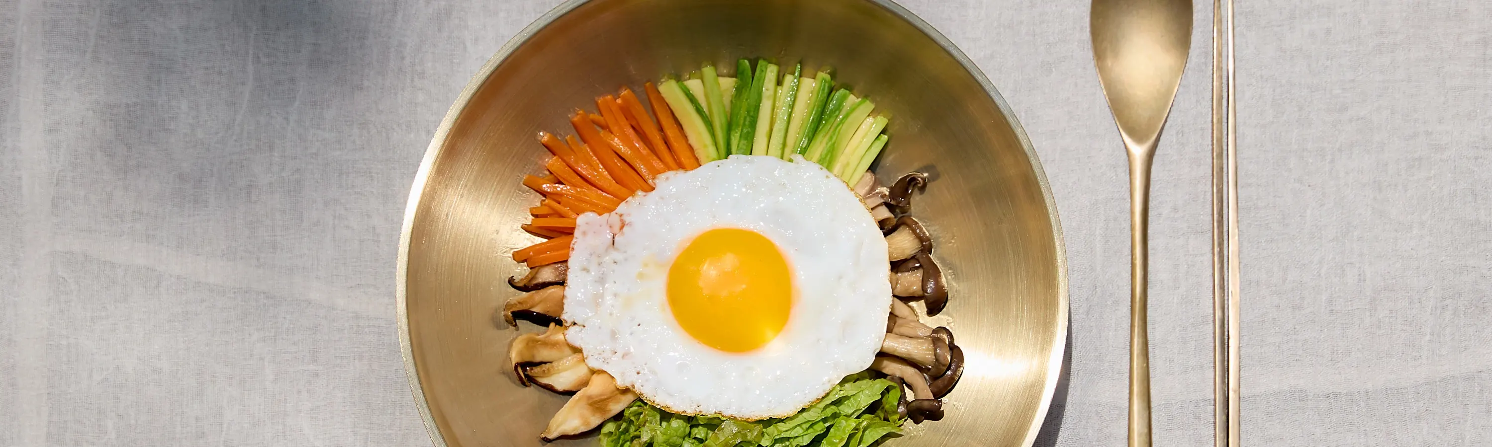 与专业厨师一起学习使用时令食材制作正宗拌饭的技术。