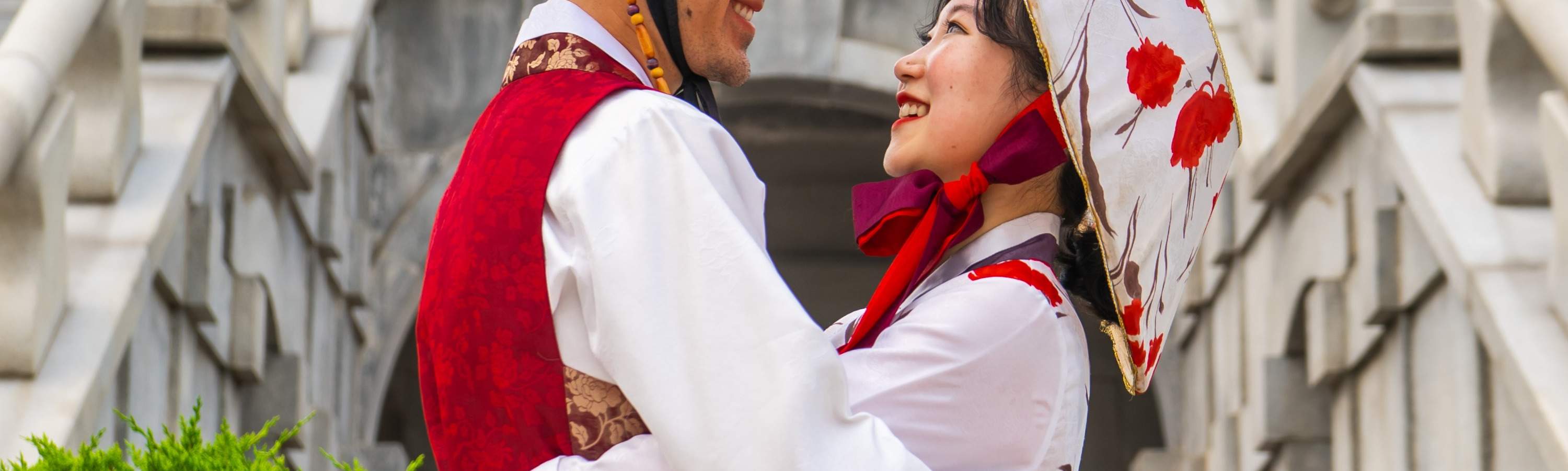 Abrazo con traje tradicional coreano personalizado