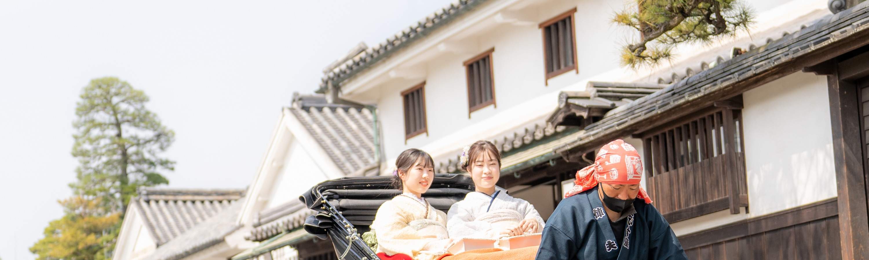 Potete vivere un'esperienza culturale immediata nell'area di Ivy Square, e indossare un kimono da VASARA la rende ancora più speciale. Ivy Square è una zona panoramica: il quartiere di Kurashiki Bikan, e ogni sua parte ha un alto valore di patrimonio cult