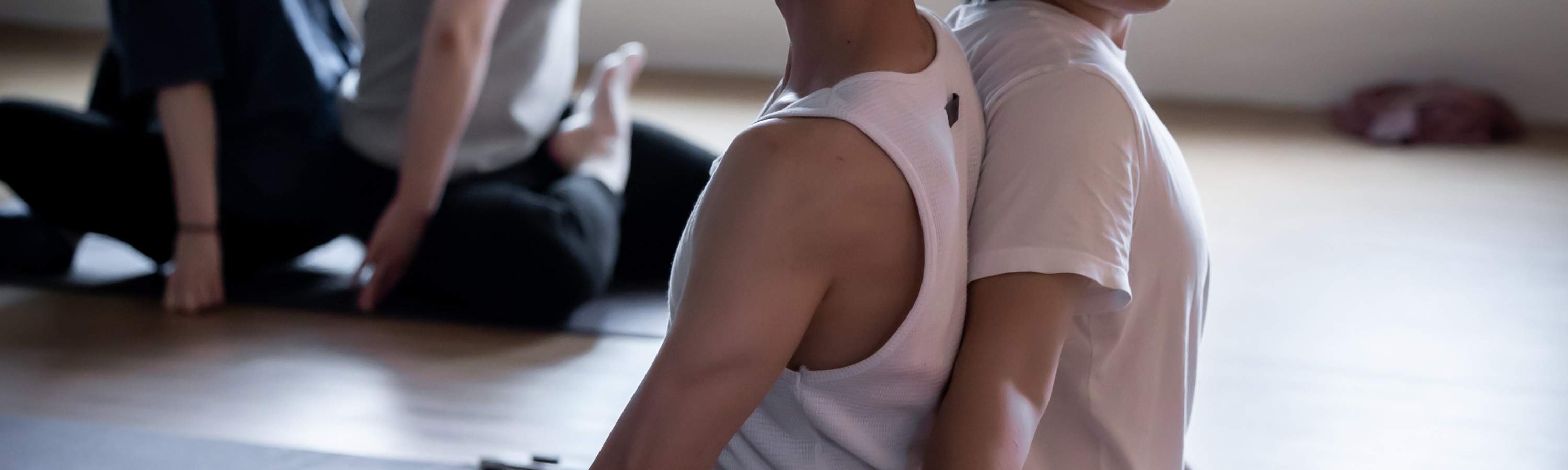 orang yang melakukan yoga