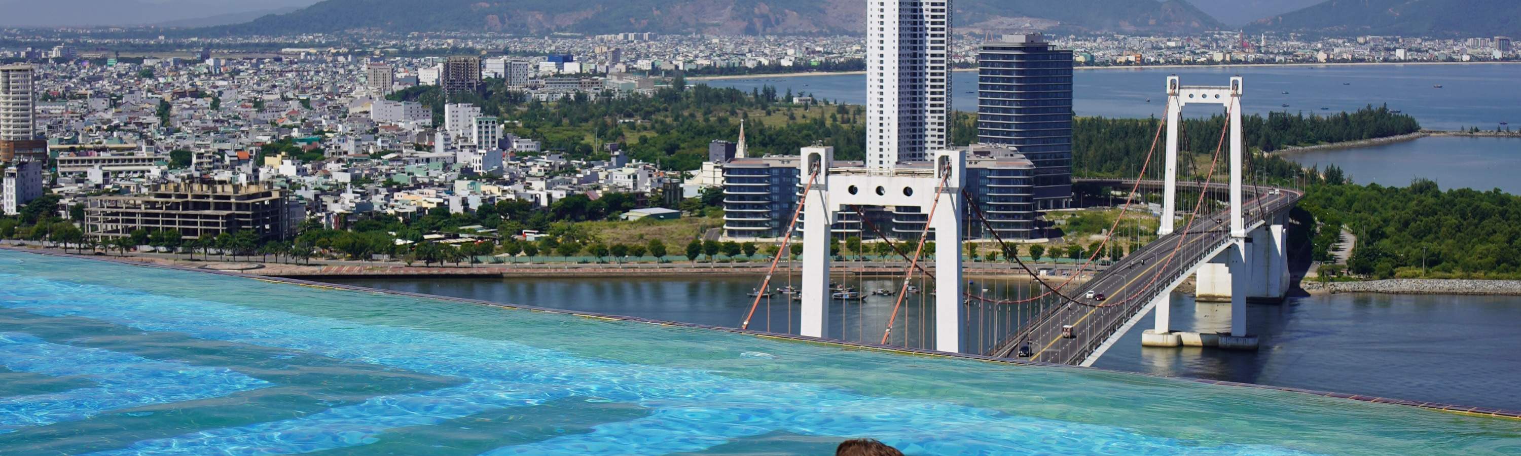 Desayuno Flotante En Piscina Infinita En Wyndham Danang Golden Bay