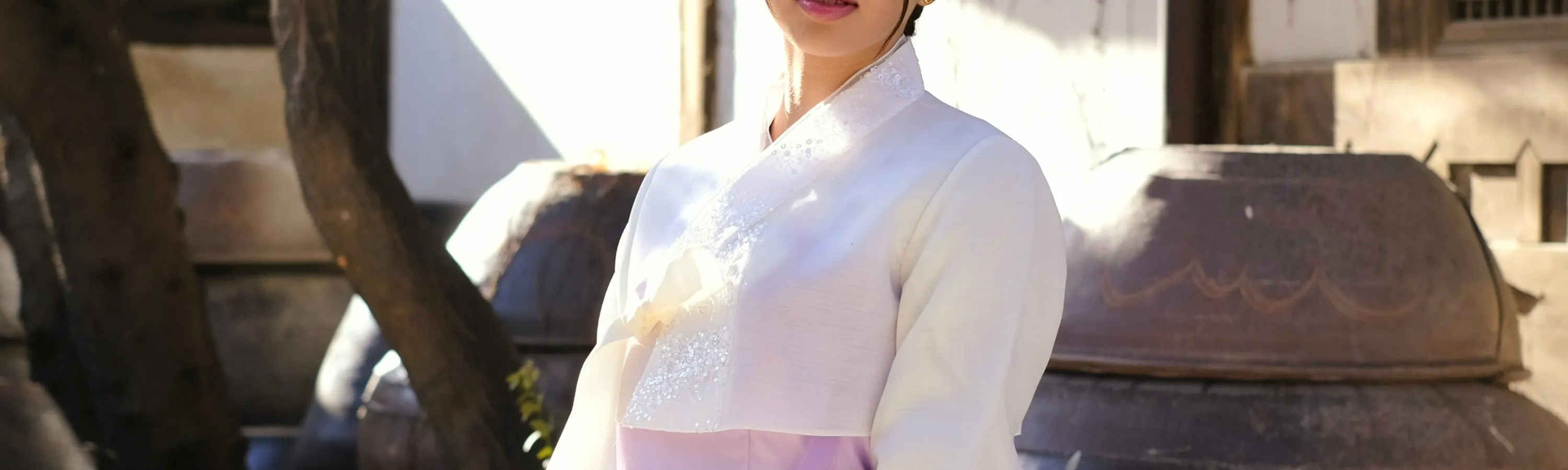 2021 年国际小姐冠军获奖者穿着高级韩服