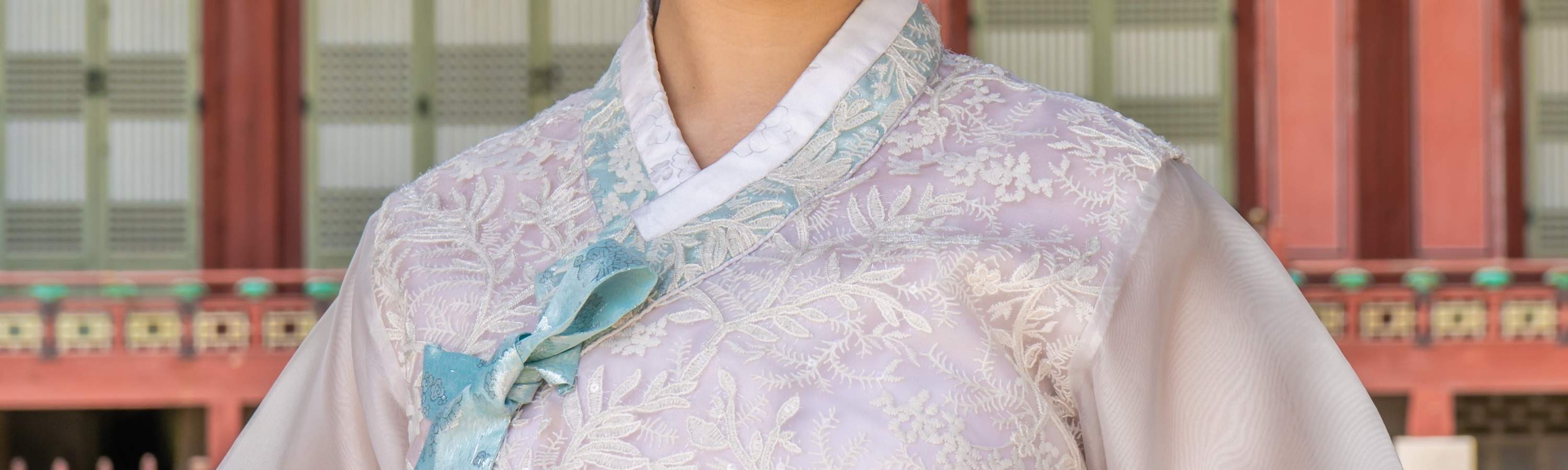 韓国の伝統衣装を着た女性