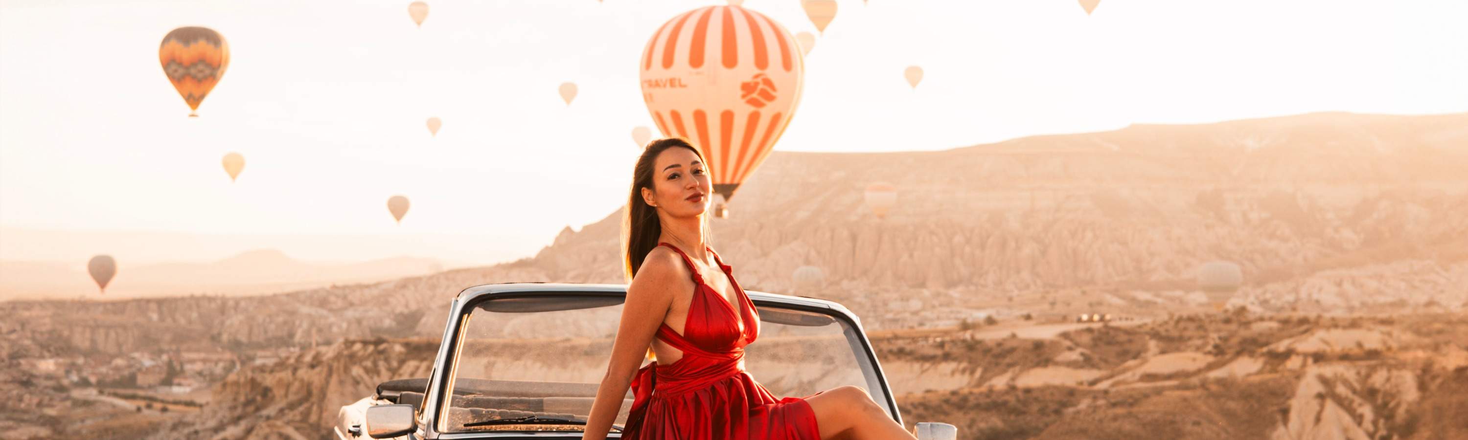 在微風吹拂的緞面與自然光影交織下，捕捉經典的時尚大片