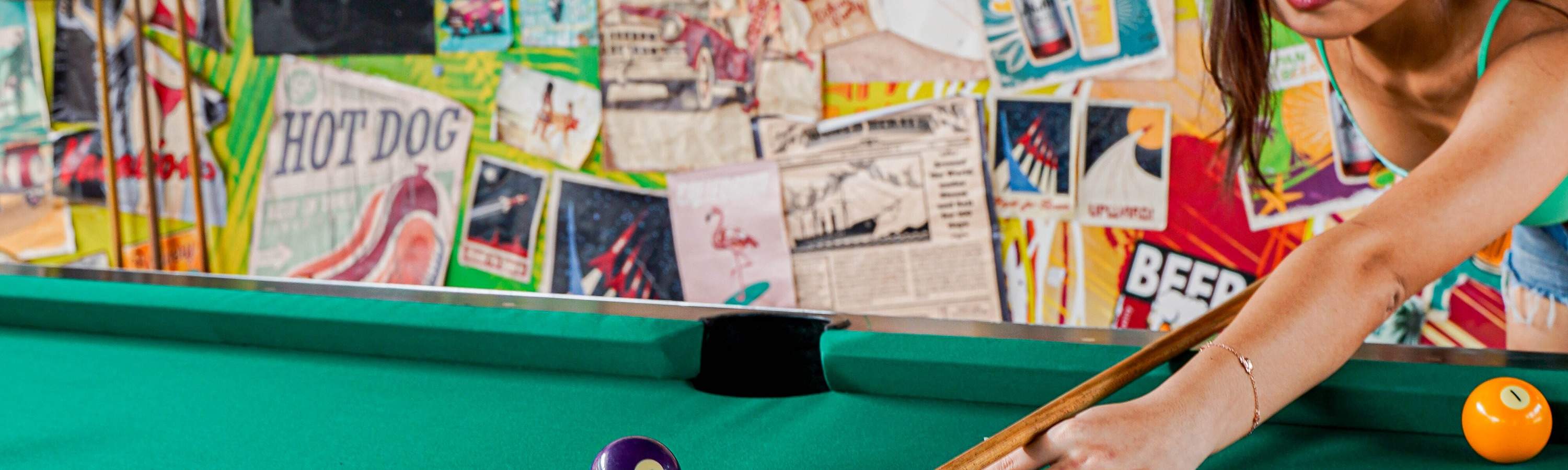 ビキニバーのインテリア - ビリヤード台とテレビ