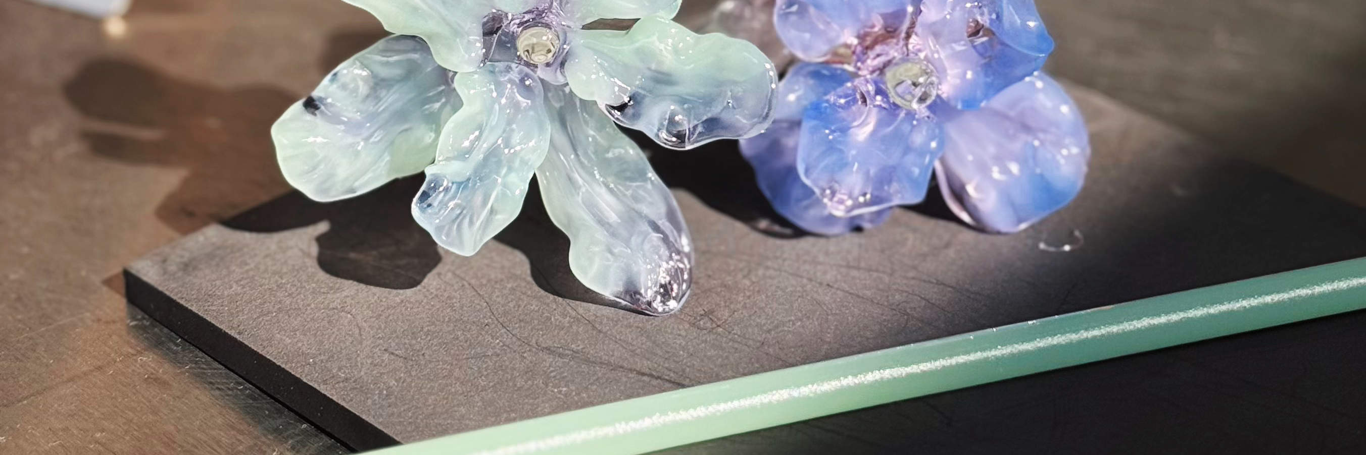 평생 간직할 수 있는 섬세한 유리 꽃을 만들어보세요.