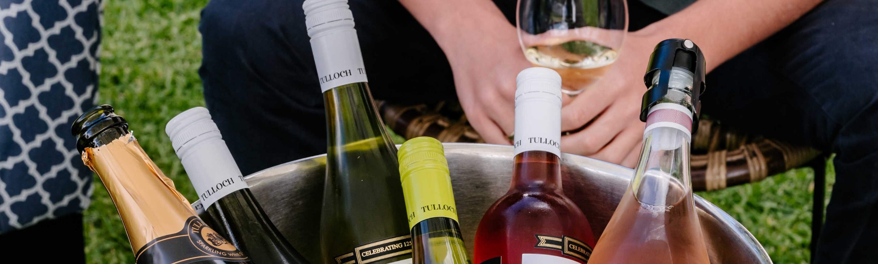 툴로크 와이너리(Tulloch Wines)의 셀러 도어에서 풍부한 와인 제조 역사를 만나보세요.