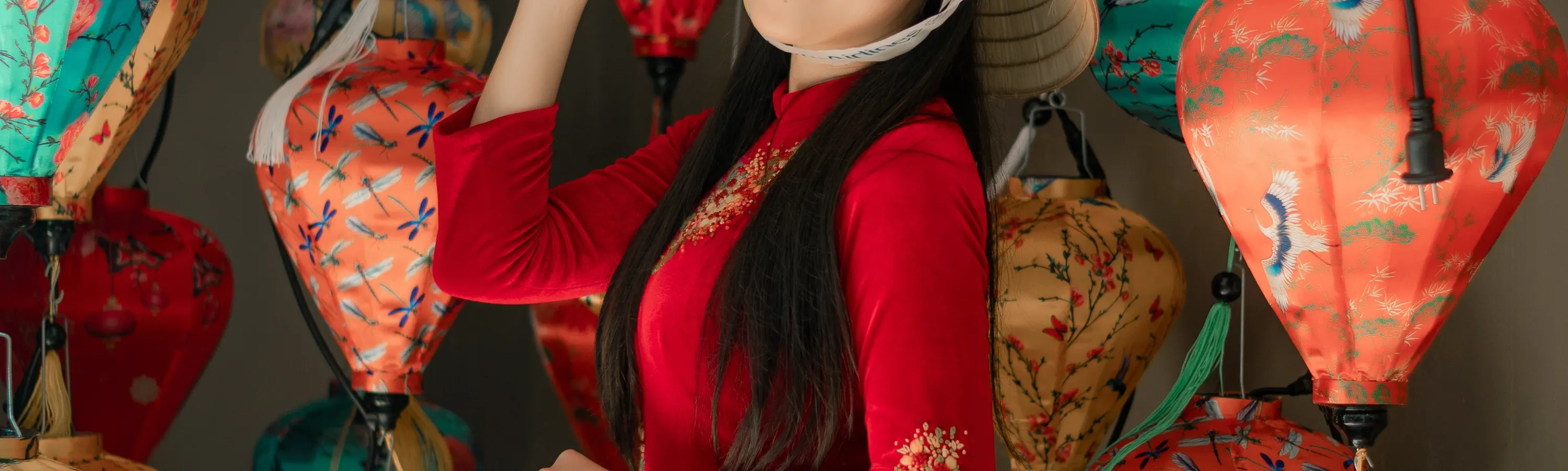 穿着奥黛的妇女