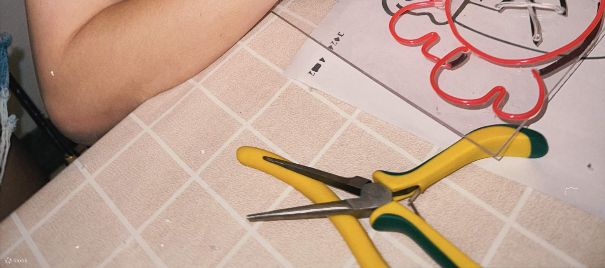 Una chica diseñando sus luces de neón 