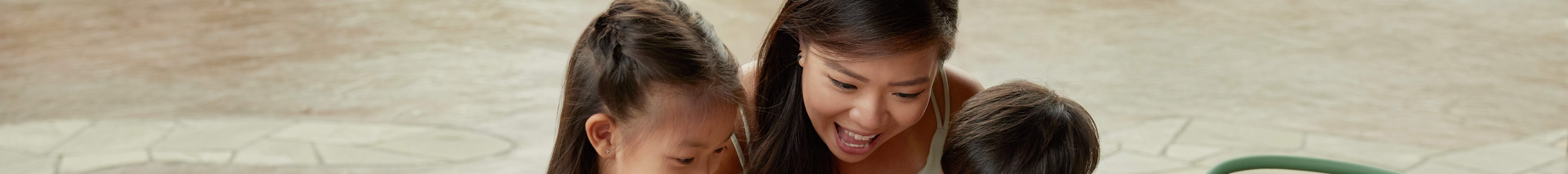 Mère avec deux enfants, satisfaits de la nourriture