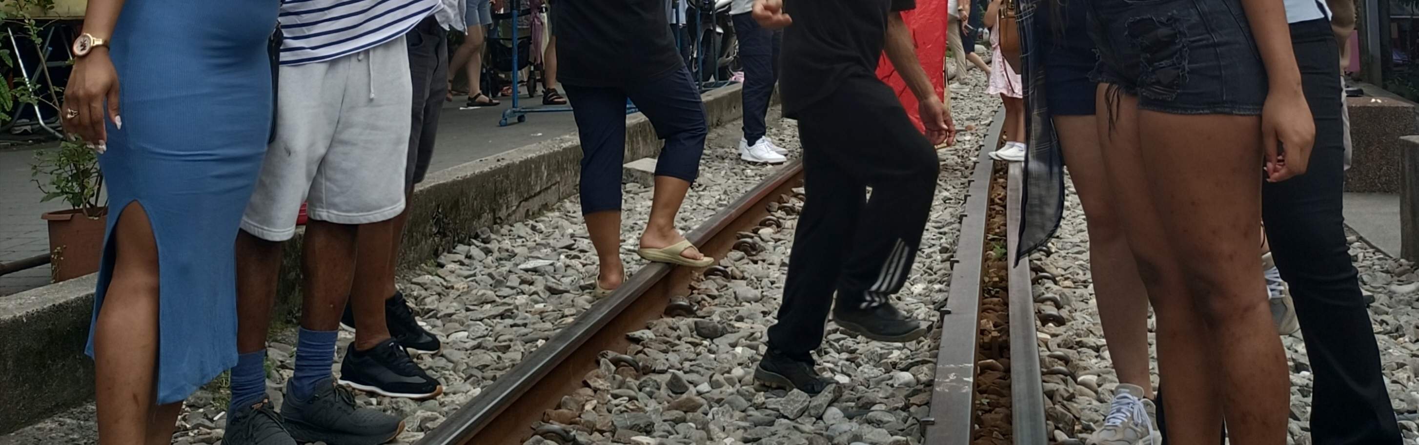 Teman-teman dari Honduras melepaskan lampion terbang di Grandma's Sky Lantern experience.
