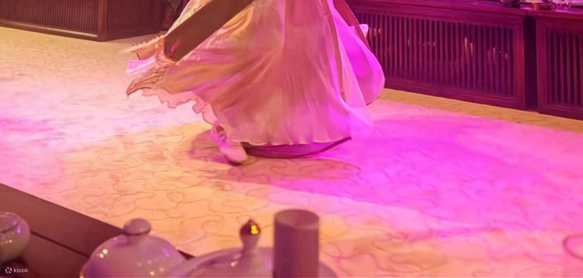 The dancers' water sleeves flutter and fly, matched with the warm yellow lights and soft music of the stage, as if bringing the audience into the court banquet scene of Emperor Xuanzong of Tang and Yang Guifei.