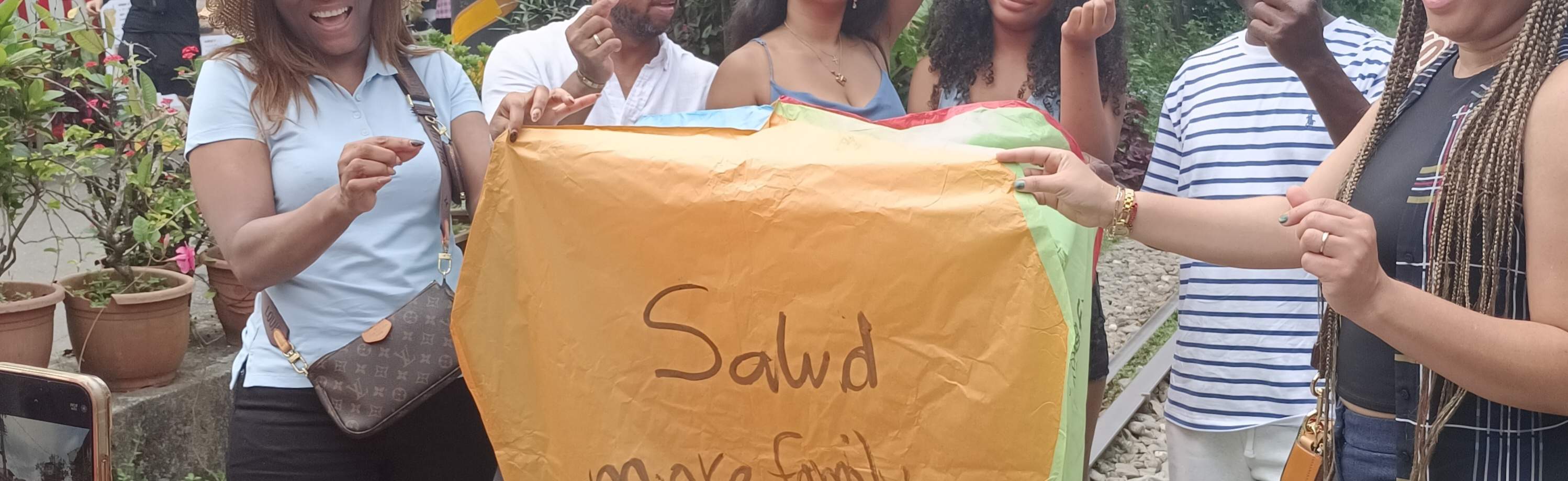 Ngoài việc viết điều ước lên đèn trời, chúng tôi còn cung cấp dịch vụ chụp ảnh và quay video!