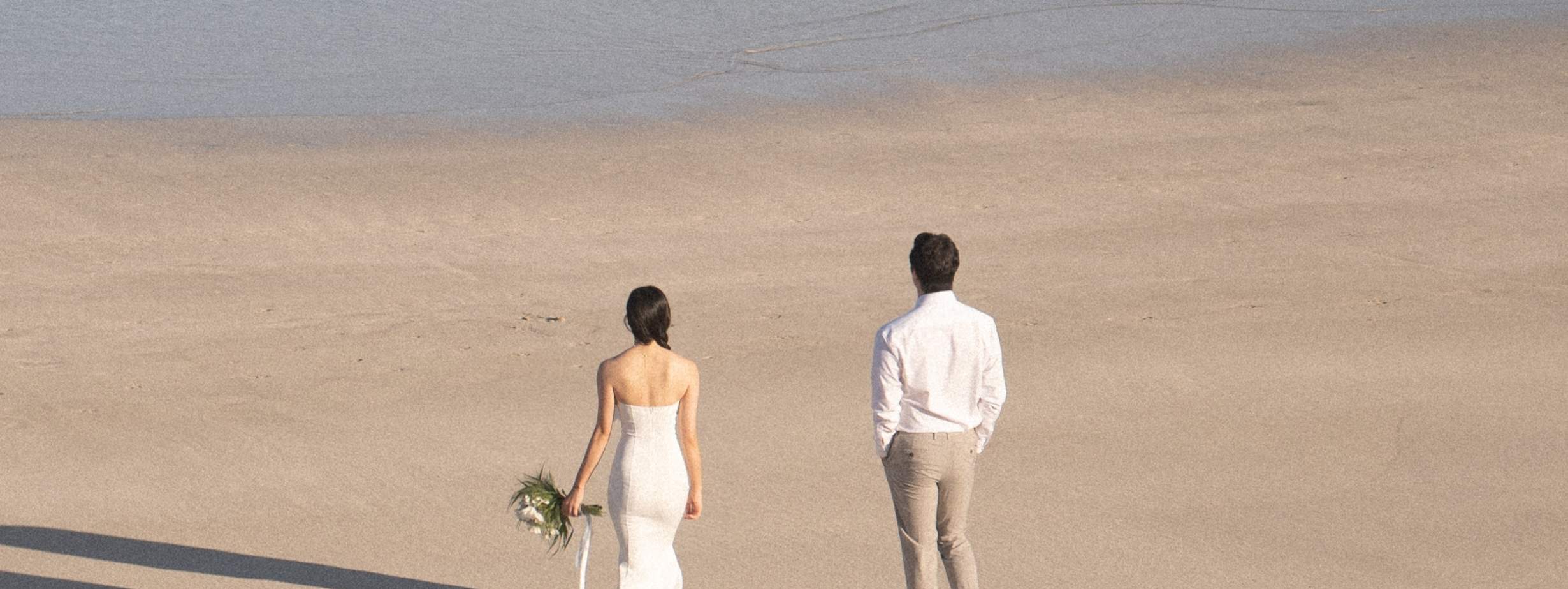Une séance photo romantique en extérieur avec une vue imprenable sur la mer bleue de Jeju, parfaite pour des souvenirs de pré-mariage.