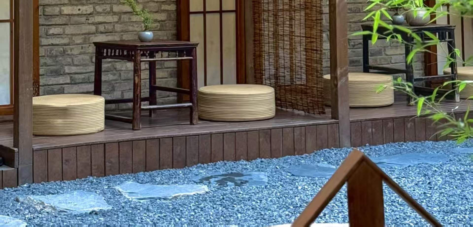 작은 뜰에는 복숭아나무와 푸른 대나무가 심어져 있으며, 봄날 복숭아꽃이 피면 창가에 앉아 차를 마시며 마치 '차령요도지'의 시적인 그림 속에 있는 듯합니다.