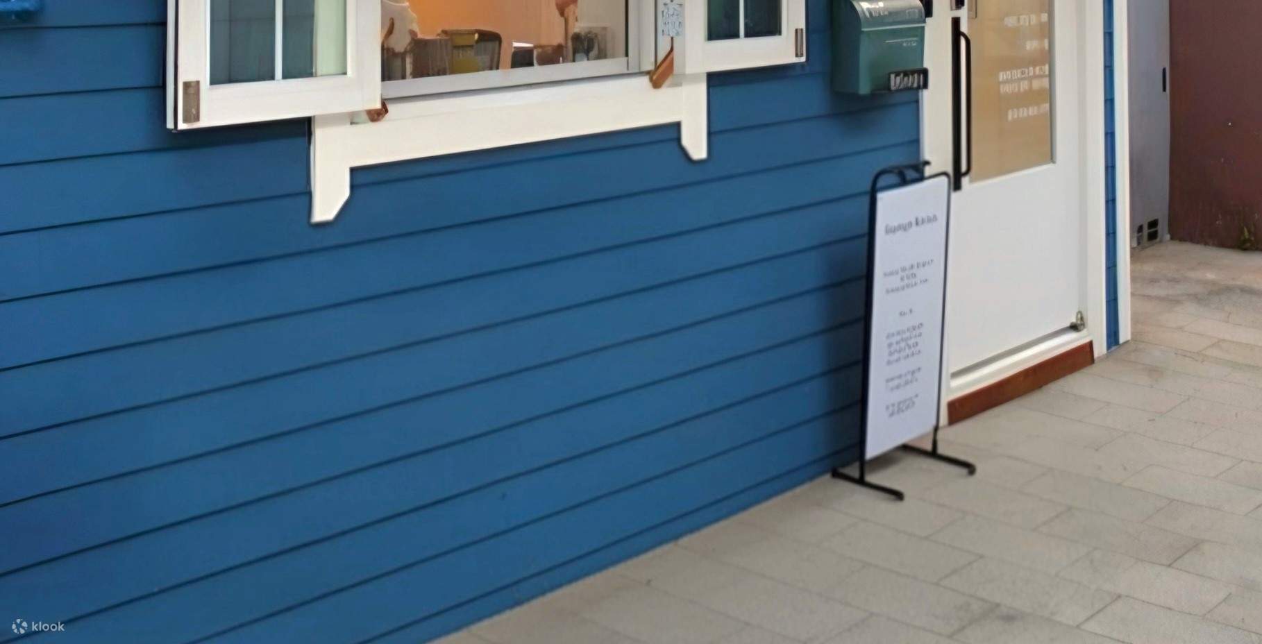 庆州厨房标志性的蓝色房屋——一个明亮、温馨的场所，提供有趣的紫菜包饭烹饪体验课程。