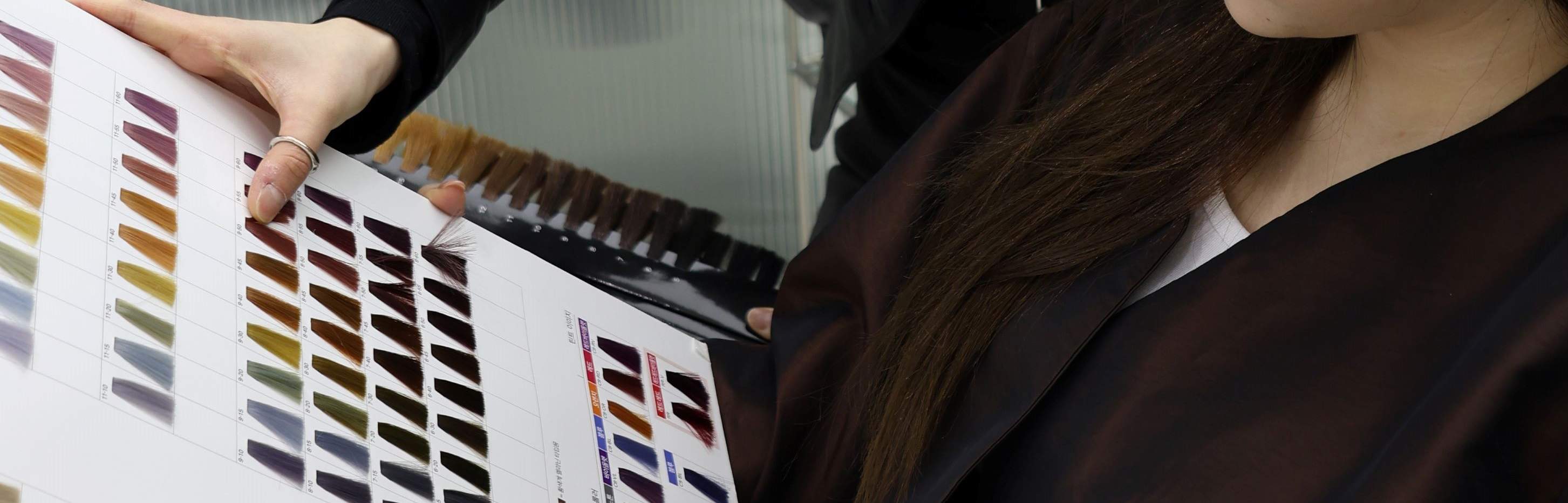 상담 후 고객님께 이상적인 디자인을 만들어 드리고, 그에 따라 염색과 탈색을 진행합니다. 원하시는 색상에 따라 탈색 및 염색 횟수가 달라질 수 있으므로 전문가와 상담하는 것이 중요합니다.