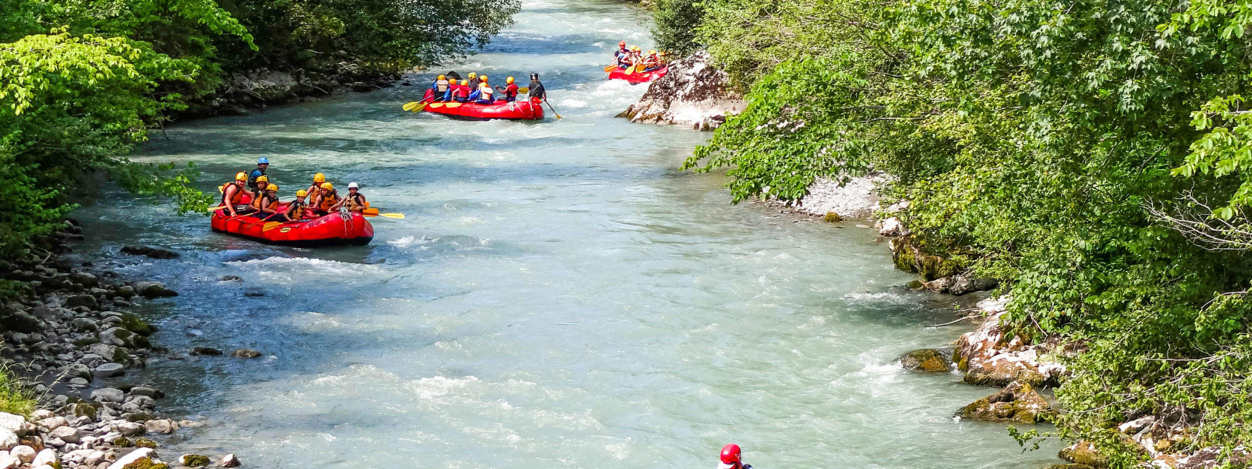 pelbagai rakit dengan pelancong di sungai