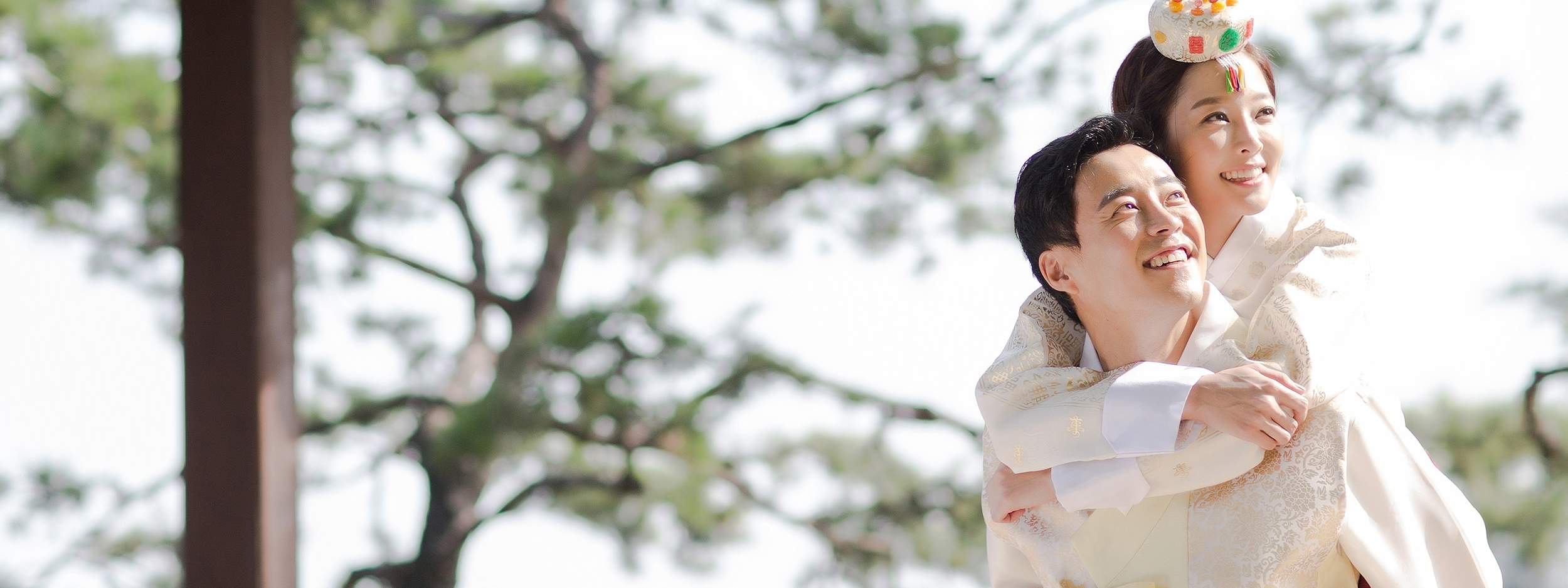 Với trang phục truyền thống Hàn Quốc Hanbok, hãy thử trải nghiệm đám cưới truyền thống.