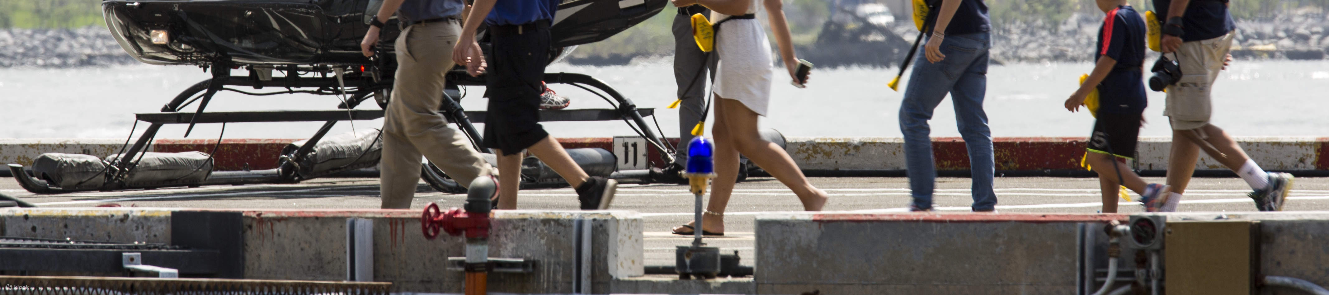 Osserva i passeggeri che salgono a bordo all'eliporto di Downtown Manhattan, pronti per un'emozionante avventura