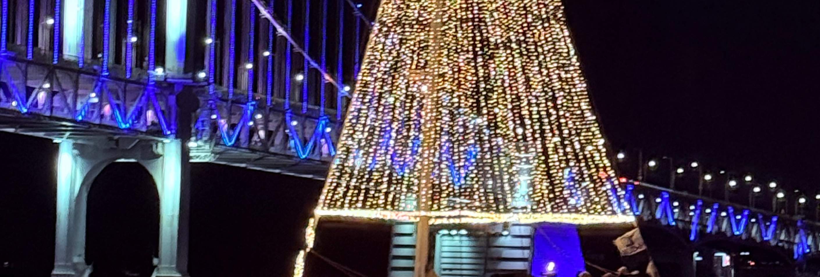 ¡Solo en temporada de invierno! ¡El yate con el árbol de Navidad más grande se acerca a ti!