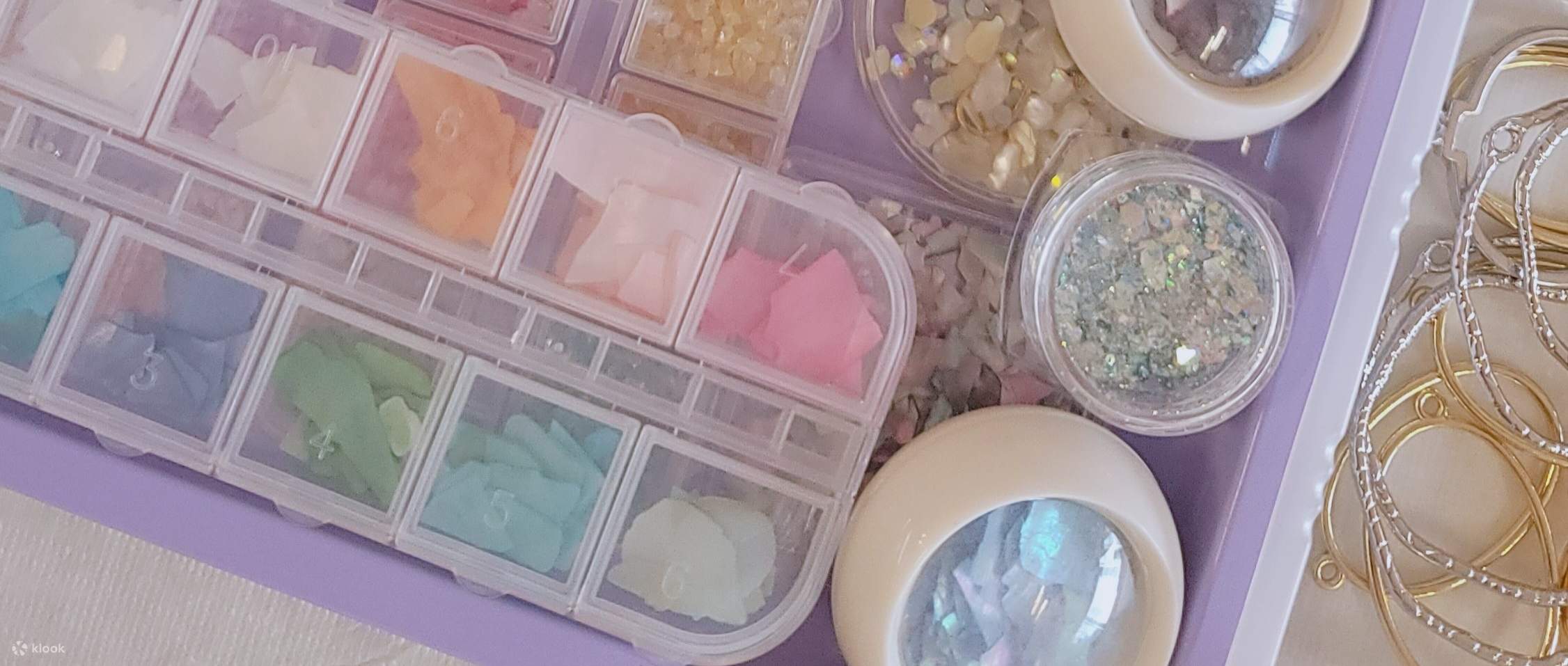 Anda boleh menambah huruf, mother-of-pearl dan hiasan lain untuk menjadikan aksesori anda lebih unik.