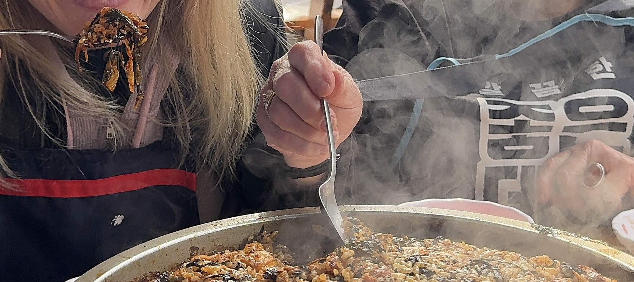 Добро пожаловать в Корею! Сегодня мы собираемся насладиться одним из самых любимых корейских блюд — корейским барбекю, прямо здесь, в Пусане.