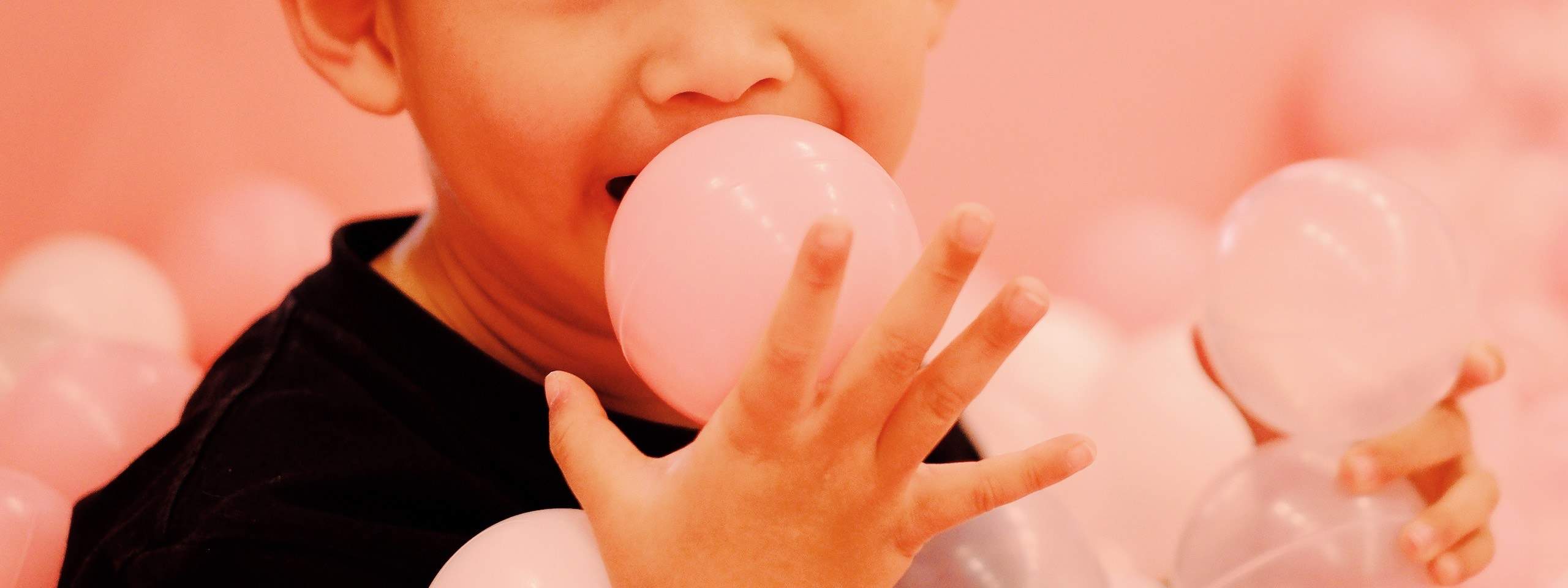 Lascia che i tuoi piccoli si tuffino nel divertimento nella nostra piscina di palline!
