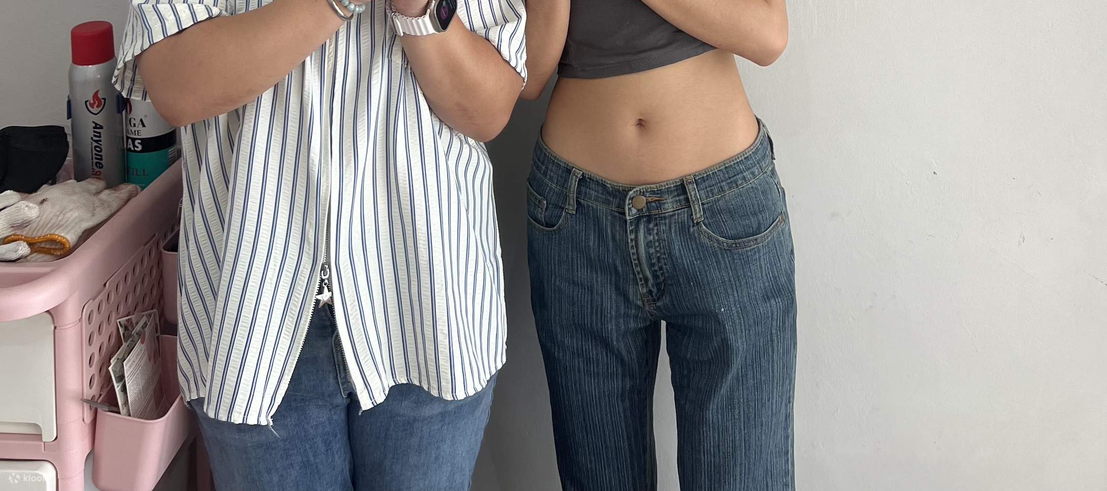 Meilleurs amis échangent leur bague faite main en souvenir avant de monter à bord pour différents pays.