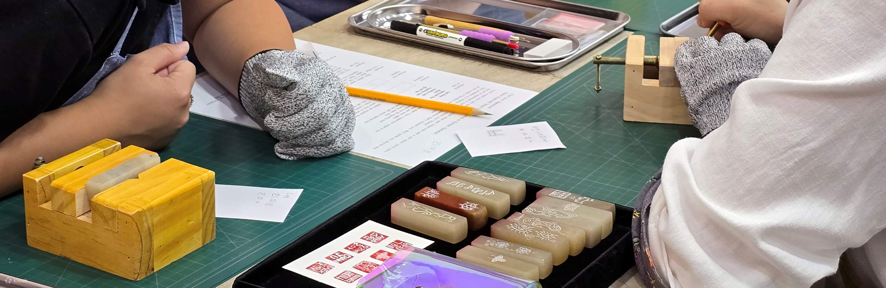 Latihan Alat (Ukiran permukaan): Sebelum mengukir huruf pada permukaan stempel, anda akan mengukir gambar atau pola sederhana di sisi batu untuk melatih penggunaan alat ukir dan merasakan prosesnya.