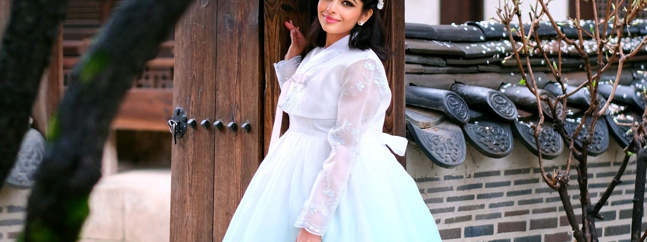 Hanboks mit einer anmutigen, traditionellen Silhouette und einer dezent luxuriösen Verarbeitung wie dieser werden als Premium Hanbok klassifiziert.