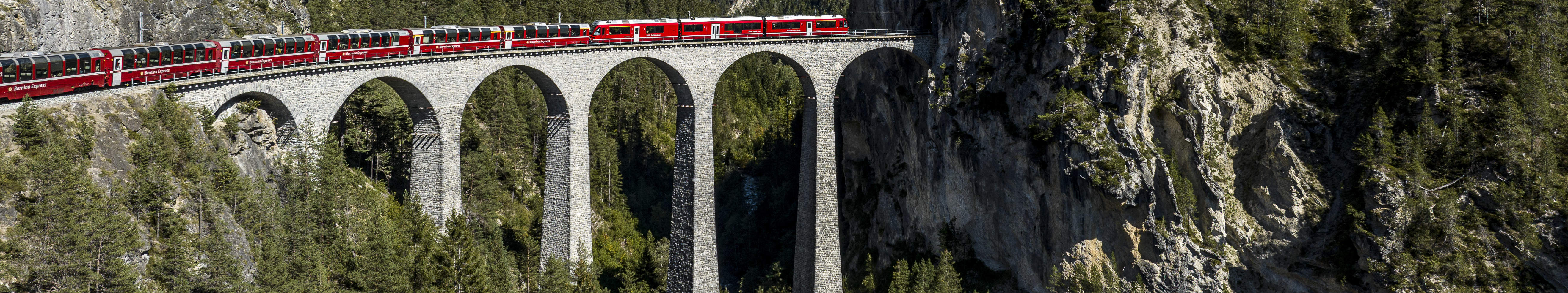 Bernina Express sur le viaduc de Landwasser, Grisons