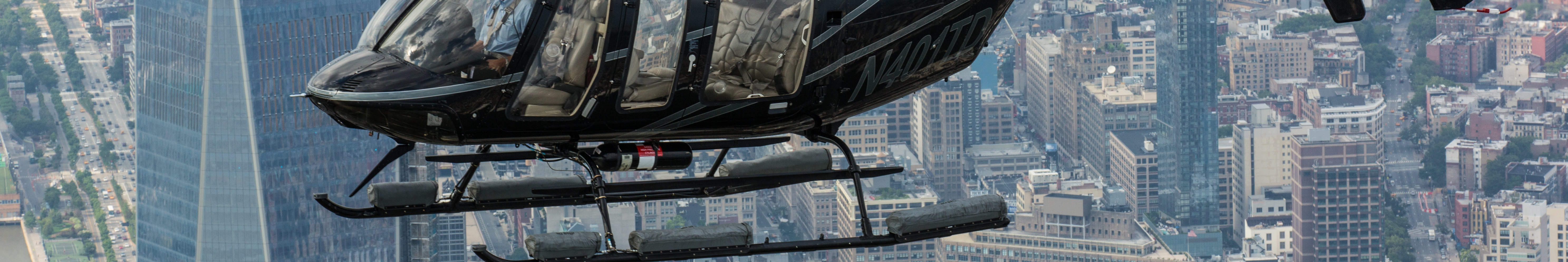 Ammira il maestoso One World Trade Center da un emozionante giro in elicottero