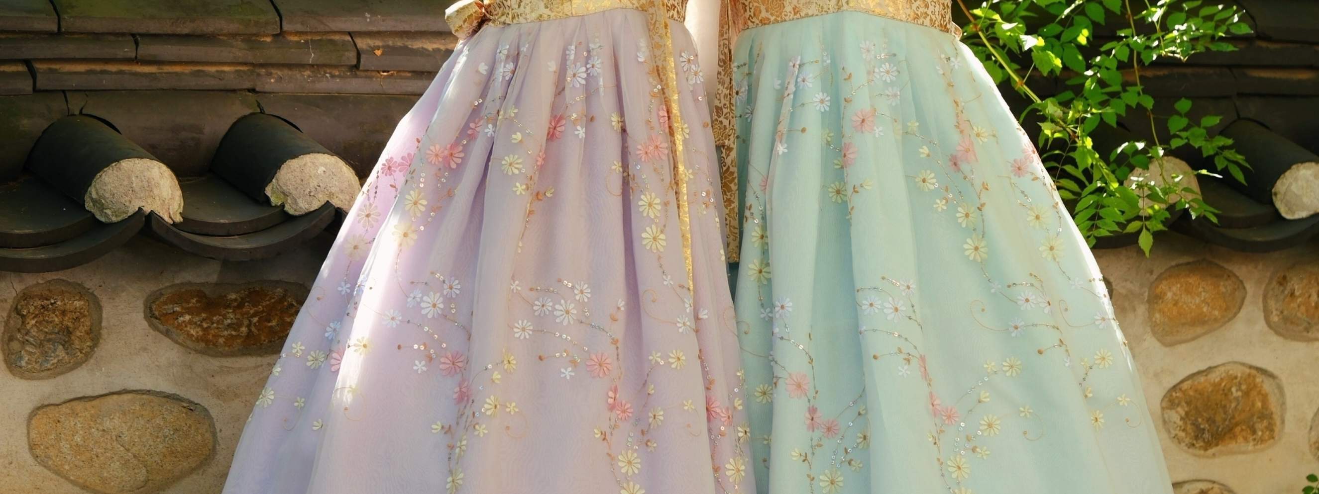 Hanbok mit aufwendigen Stickereien und opulenten Details wird als Luxus-Hanbok kategorisiert.