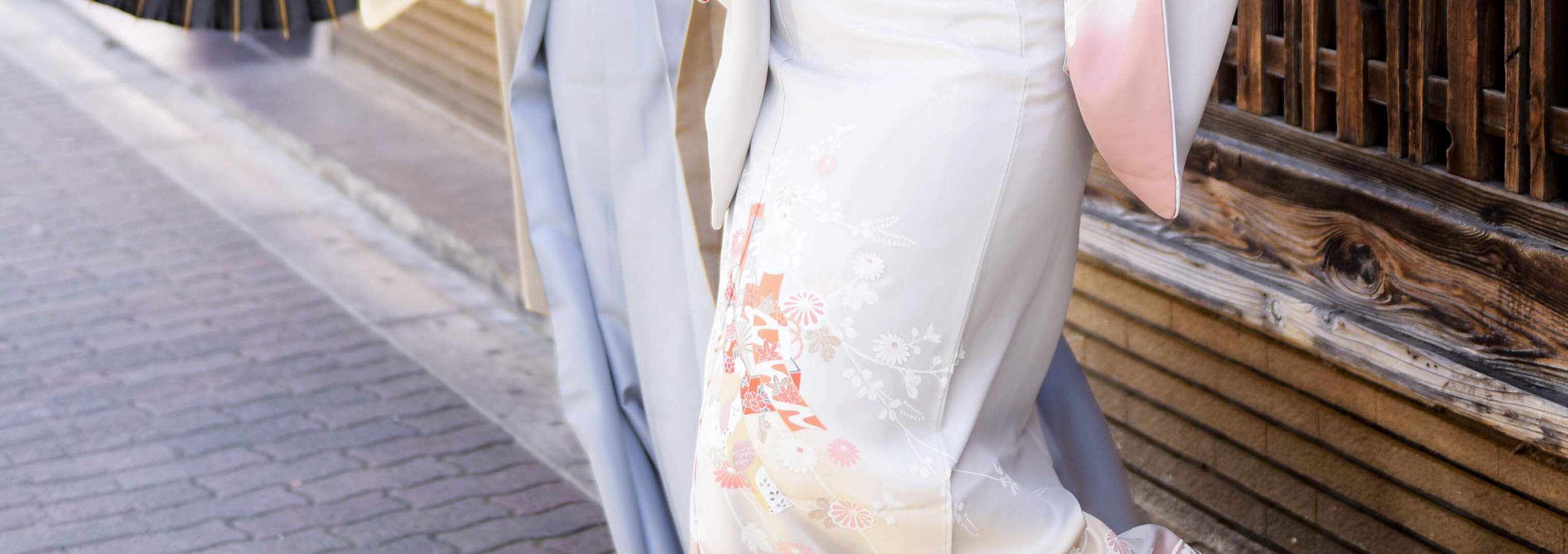 Вы наденете кимоно, и вас сфотографируют в студии или на открытом воздухе.