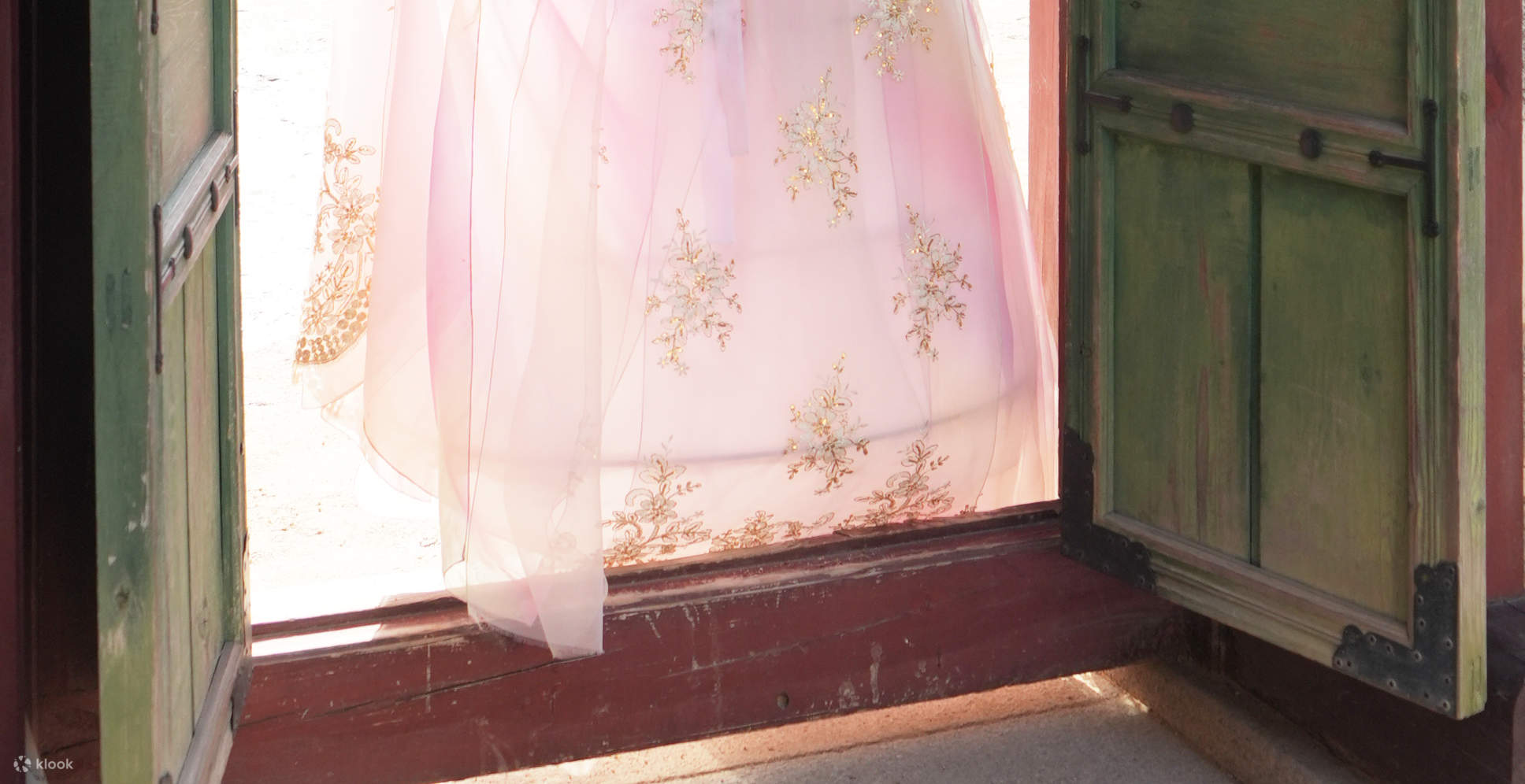 宮殿の門をくぐると、時が止まったかのように感じられます。淡いピンク色の韓服を身にまとい、太陽の下で優しく輝きながら、おとぎ話のような一日を始めましょう。