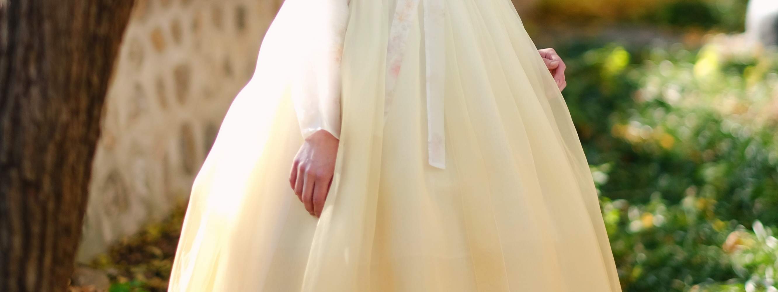 Hanbok with a graceful, traditional silhouette and a subtly luxurious finished like this are classified as Premium Hanbok.