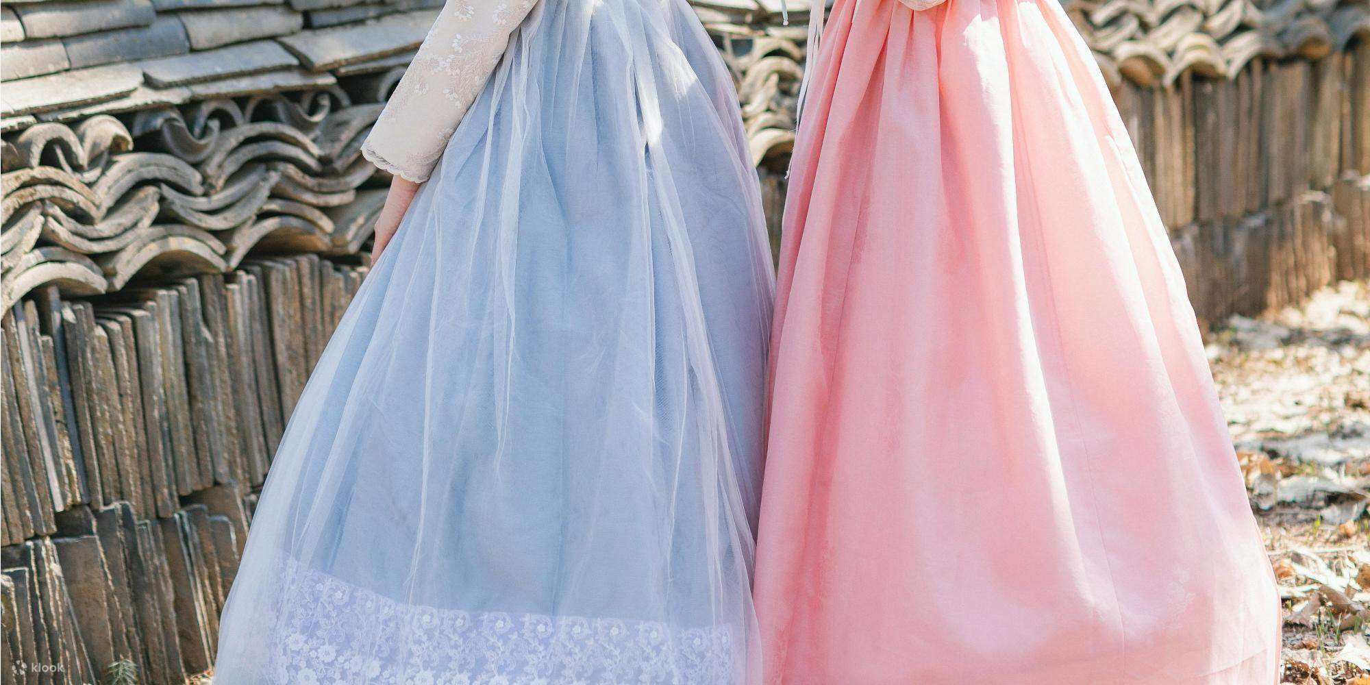 Hanbok yang berkibar tertiup angin di bawah kelopak bunga yang berjatuhan adalah pemandangan yang menakjubkan.