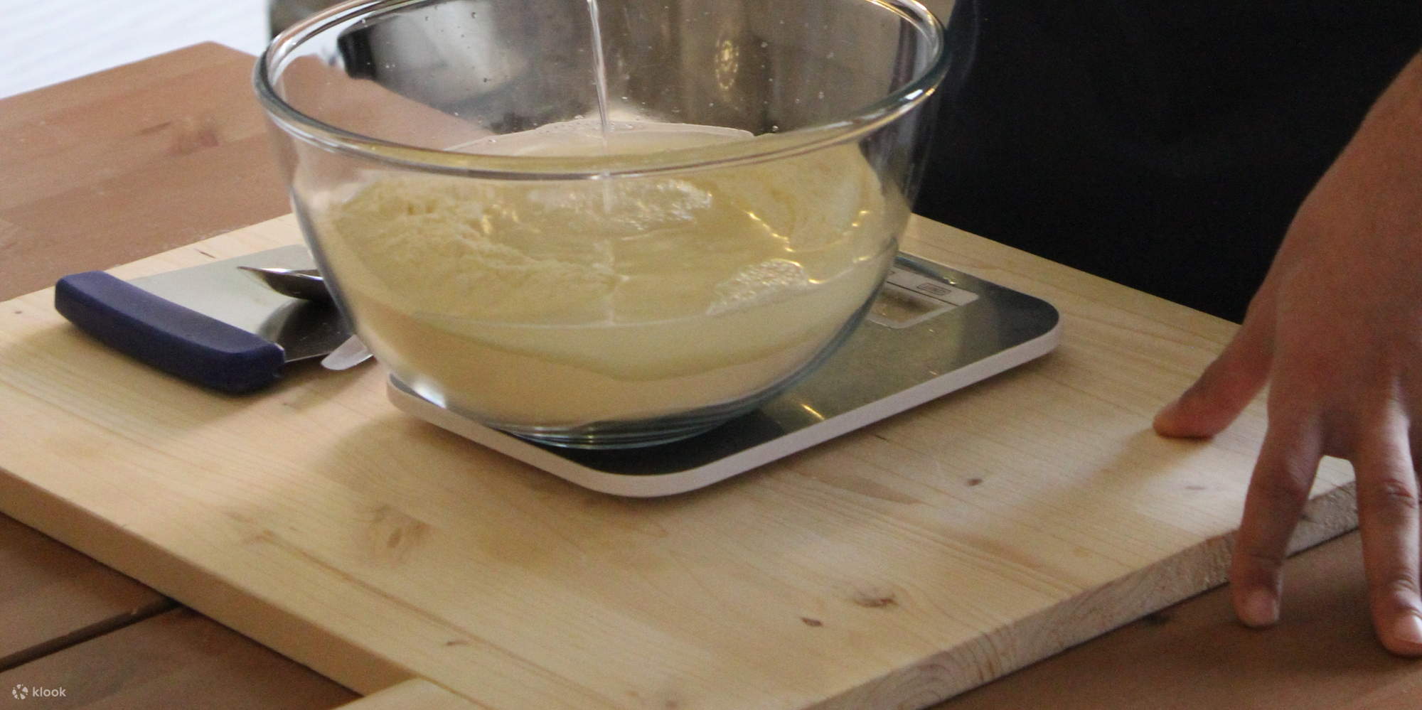 Cours de cuisine des Pouilles - Daniele montre comment faire des orecchiette