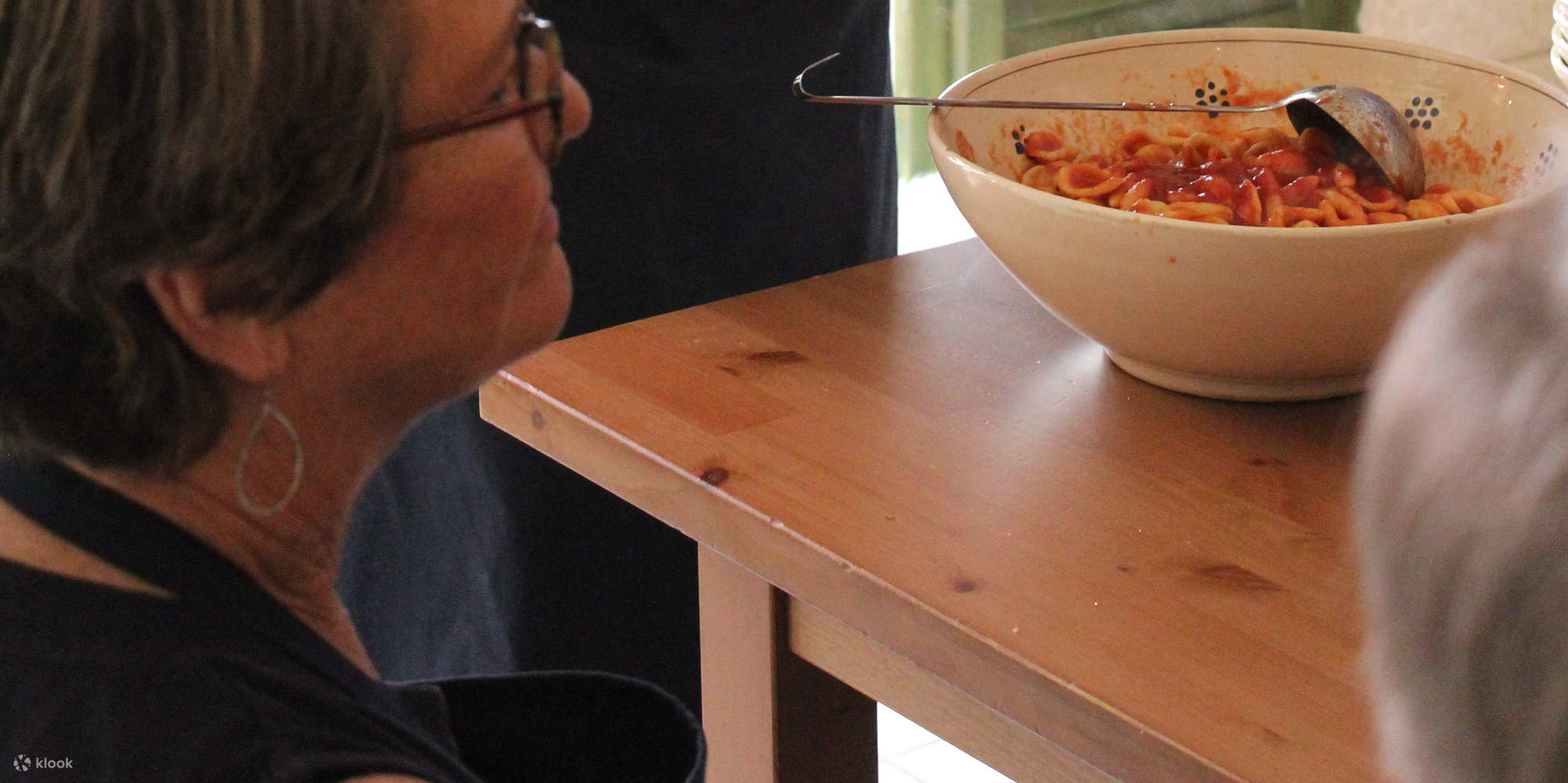 풀리아 요리 강습 - 다니엘레가 오레키에테 만드는 법을 보여줍니다.