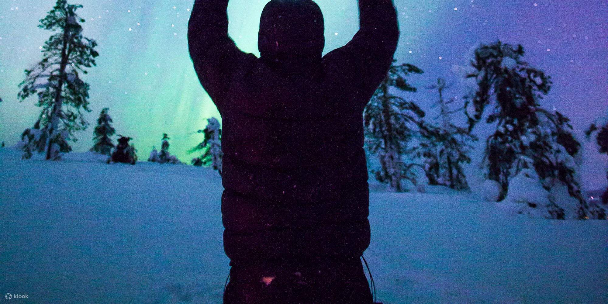 伊纳里湖上乘坐加热雪地摩托车雪橇的北极光之旅