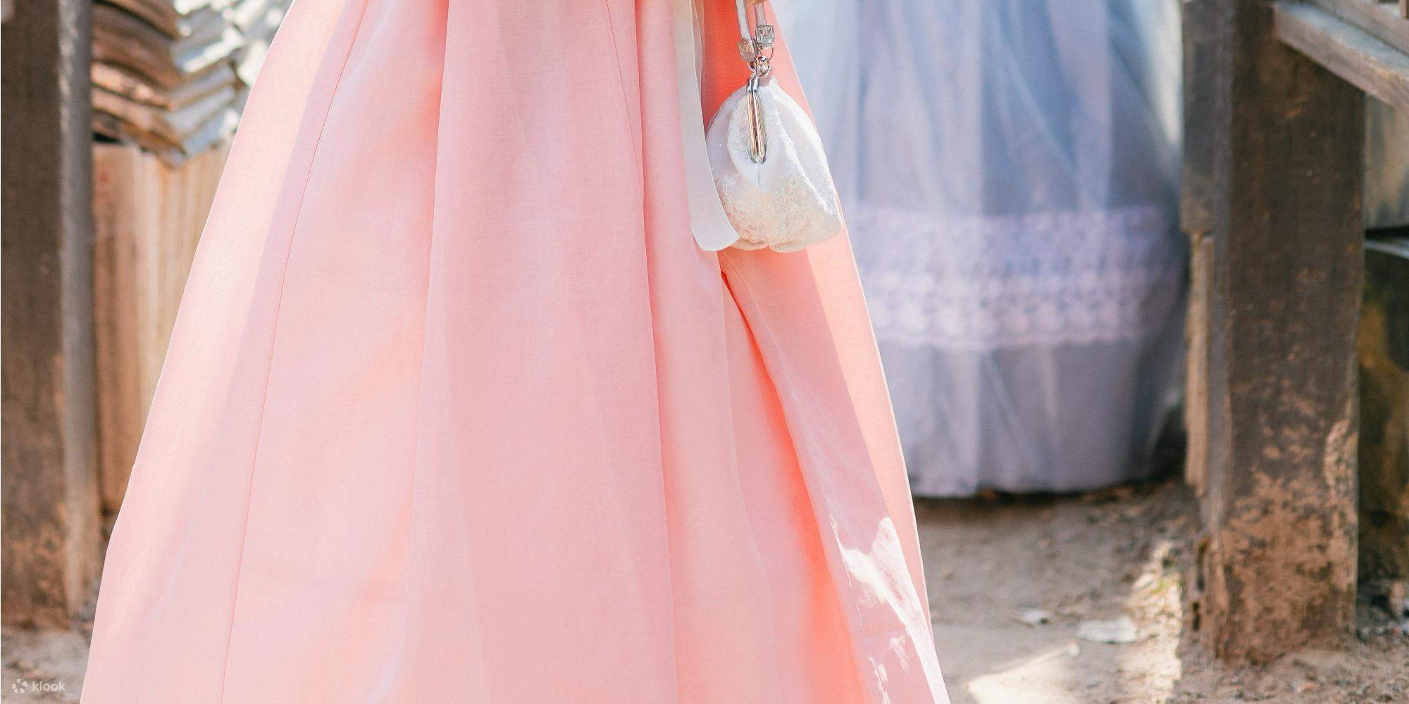 Warna-warna cerah hanbok berpadu sempurna dengan pemandangan musim semi.